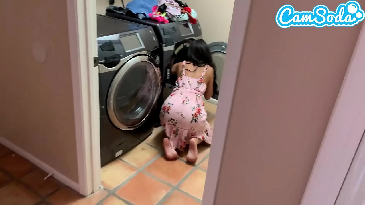 พี่ชายเย็ดน้องสาวตอนกำลังซักผ้า จับเย็ดท่าหมาน้องสาว